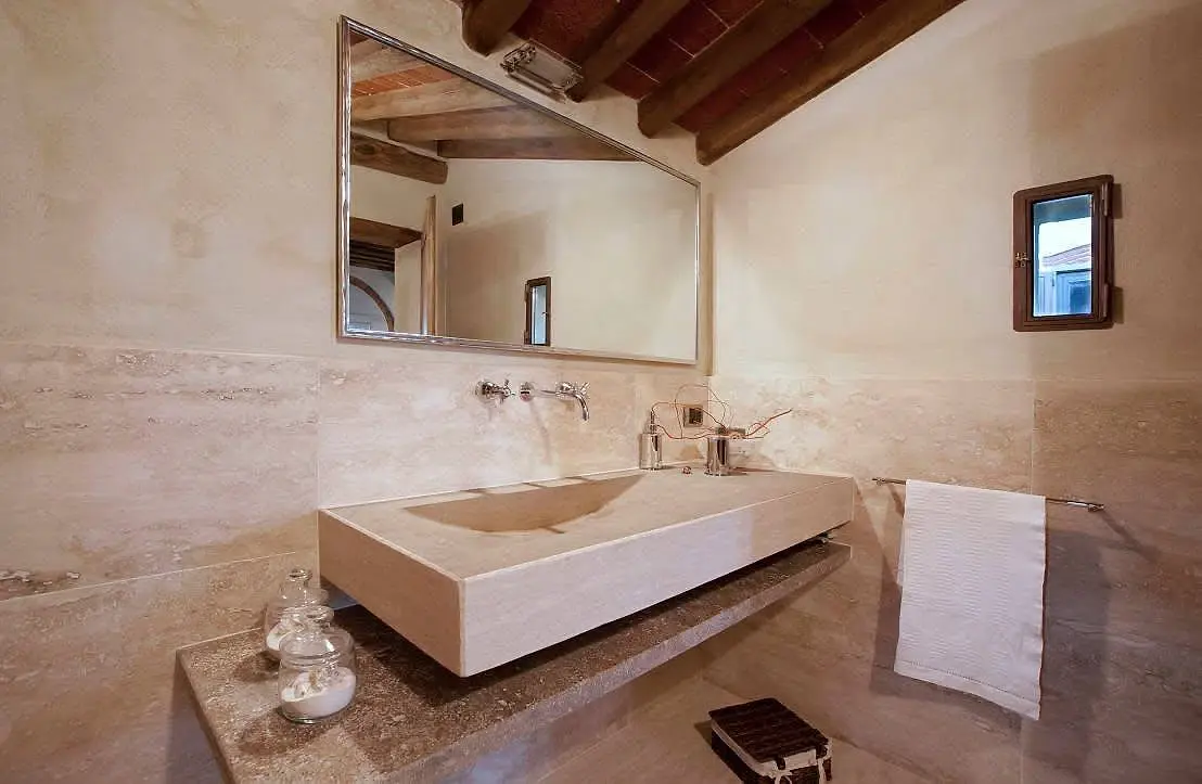 Bagno con finitura materica sulle pareti
