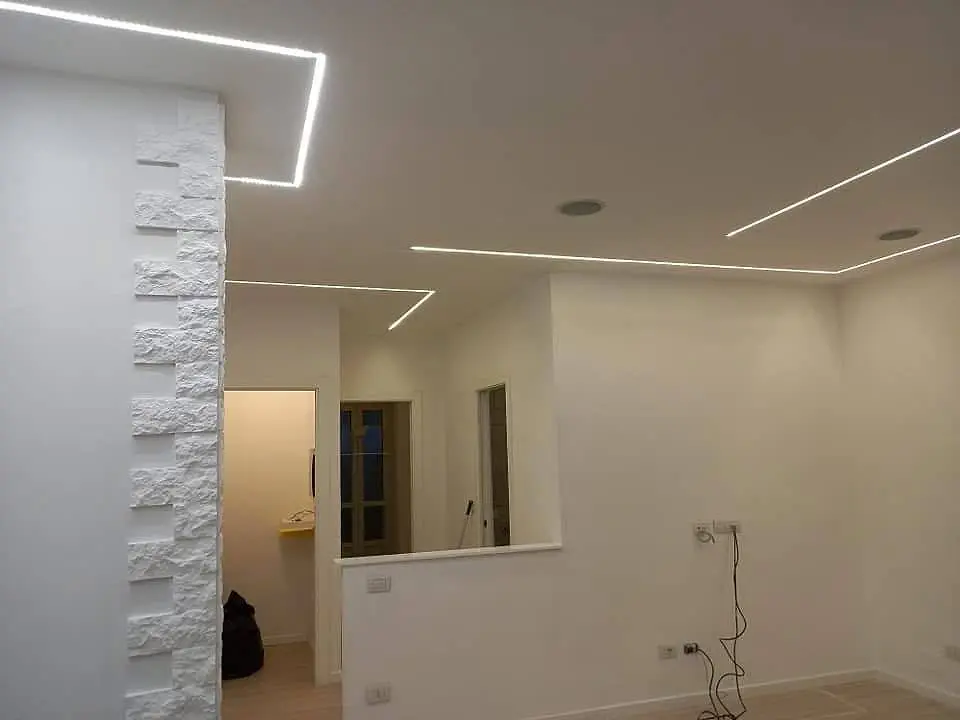 Interno con geometrie luminose sulle pareti